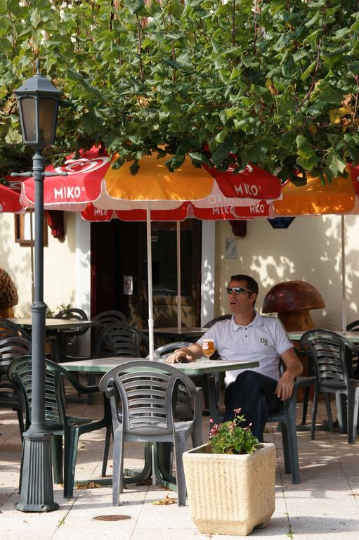 Auberge Du Herisson La Chaux-du-Dombief Eksteriør billede